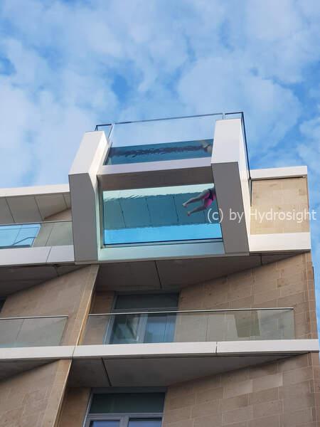 Balcón en Voladizo y Suelo Transparente