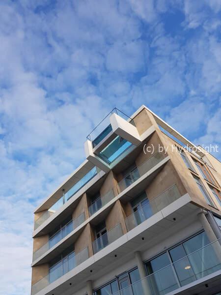 Balcón en Voladizo y Suelo Transparente