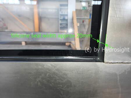 Einer der Hauptvorteile der Verwendung von Stahlrahmen f&uuml;r Unterwasserverglasungen ist die Verbesserung der Qualit&auml;t. Bei herk&ouml;mmlichen Installationen werden in der Regel breite Dichtungen verwendet, w&auml;hrend Hydrosight-Dichtungen mit einer typischen Breite von 20 mm deutlich schmaler sind.