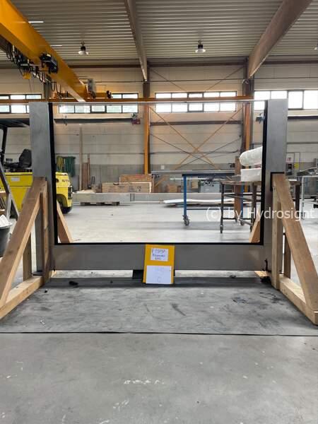 Fotos von Glaswänden für Kachelbecken während der Produktion