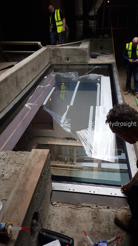Piscina con fondo de vidrio para una residencia de Londres