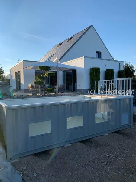 Piscina construida con un contenedor y ventanas Hydrosight