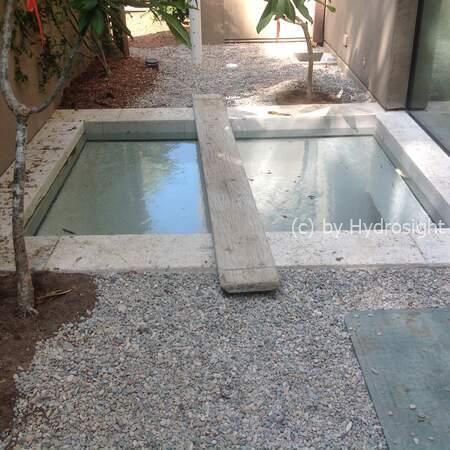 piscina reflectante con fondo de cristal