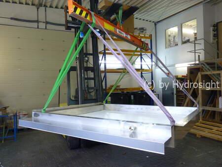 piscina reflectante con fondo de cristal