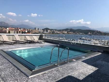 Piscine Inox sur Toit à Ajaccio : Vitrage de Sécurité en Façade