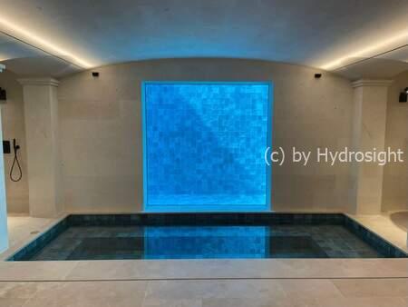 transparent glazing in the pool wall - Gòccisa